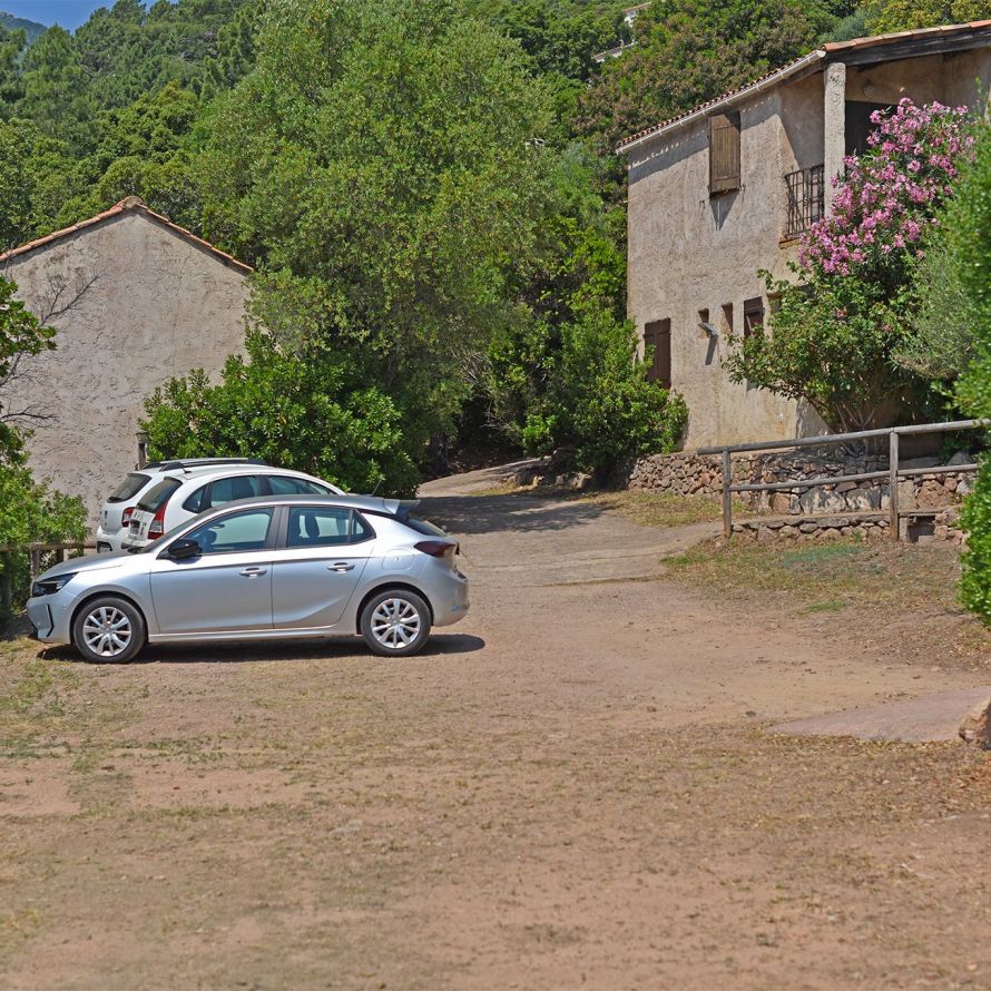 Parking Chiara Stella en hauteur de la résidence