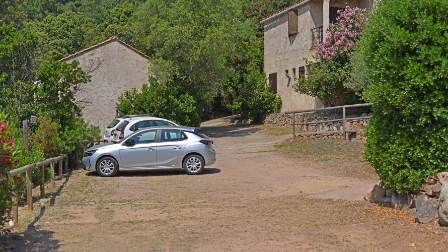 Parking Chiara Stella en hauteur de la résidence
